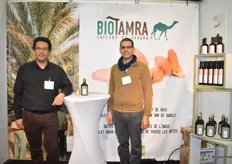 Krimo en Slym Azzouza van BioTamra tonen hun aanbod dadels, dadelcrème, olijfolie uit Algerije.
